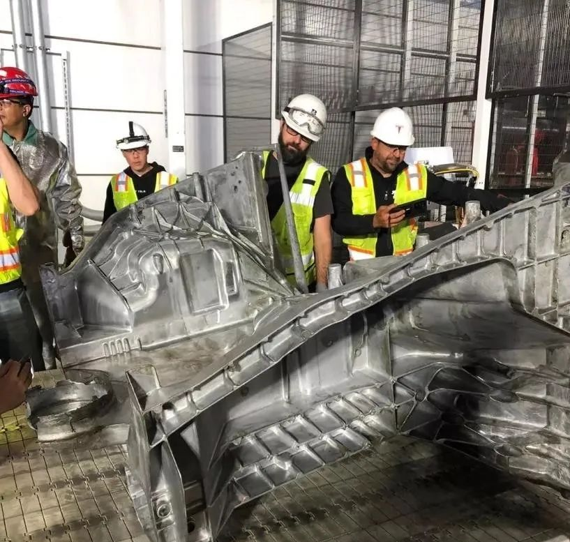 將本來超過220個(gè)零部件被壓鑄成為了10個(gè)集成零部件 將本來超過220個(gè)零部件被壓鑄成為了10個(gè)集成零部件