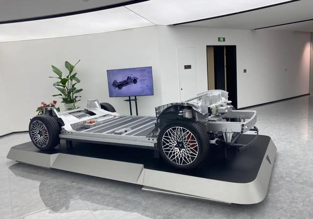 實現B級車及更大尺寸車型的整個車身底盤的一體化壓鑄成型 實現B級車及更大尺寸車型的整個車身底盤的一體化壓鑄成型